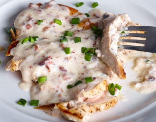 FILÉ DE FRANGO GRELHADO COM BACON