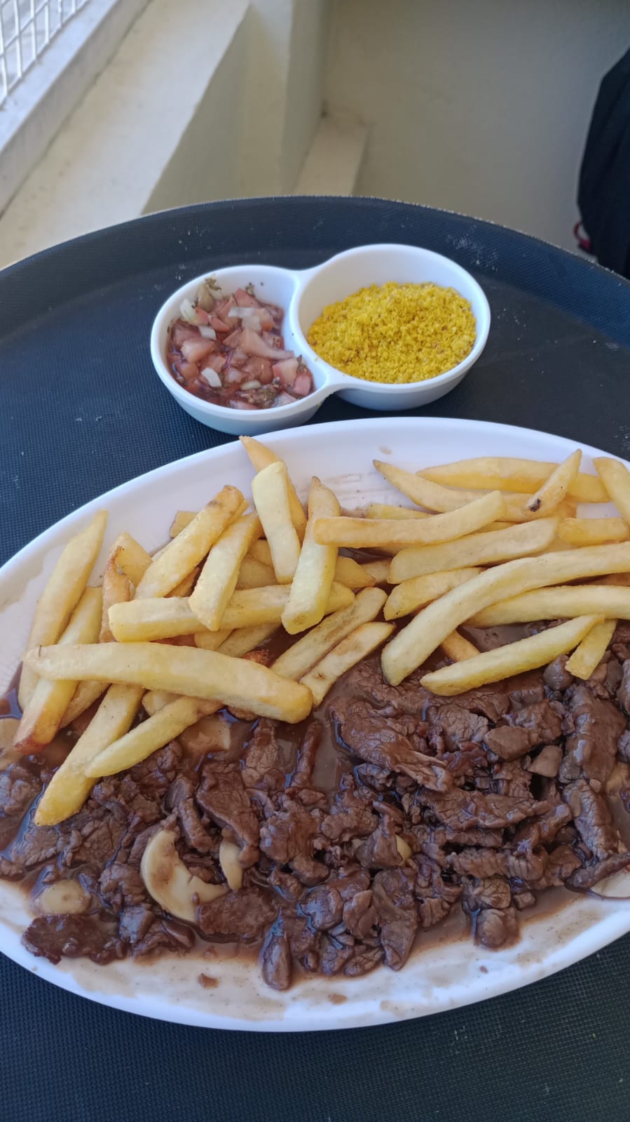 FILÉ COM FRITAS